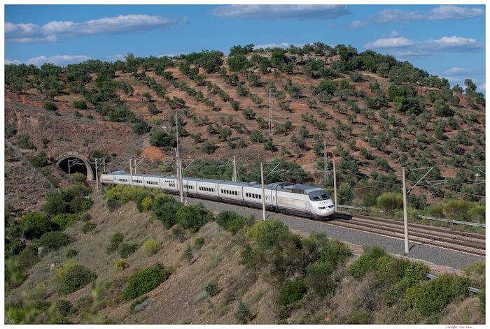 un train renfe entre la france et l'espagne