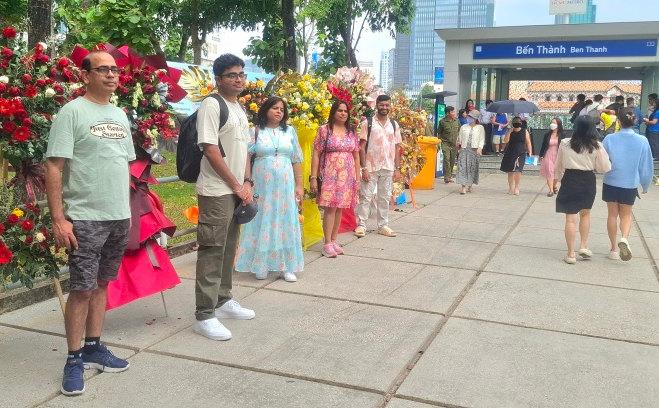 Des touristes sont présents à l'inauguration de la ligne de métro HCM Ville