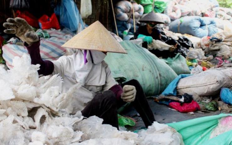 Déchets plastiques : le Vietnam, premier importateur mondial, peine à recycler