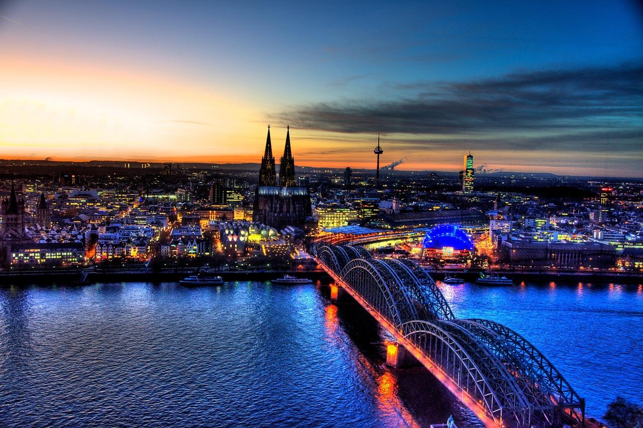 vue sur Cologne pendant le coucher de soleil