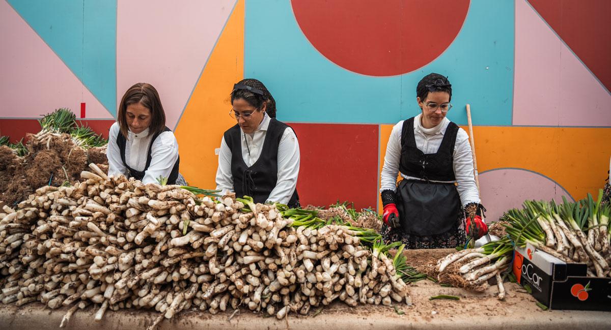 trois femmes a la Fete de la Calçotada en catalogne