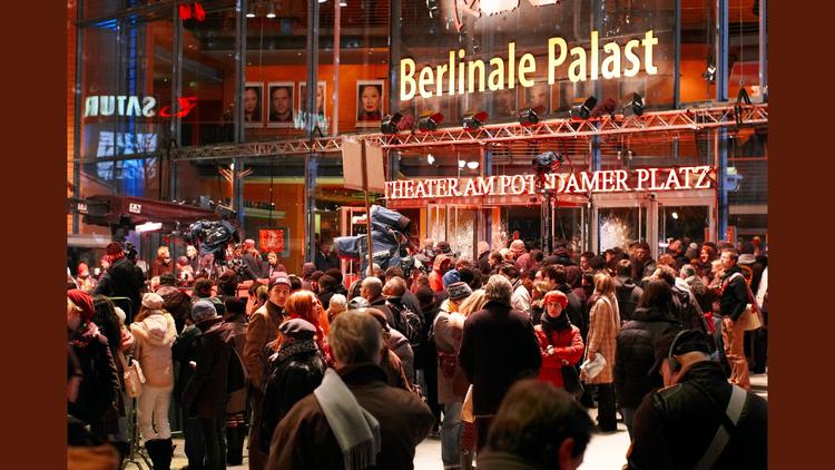 Public devant le théâtre de Potsdamer Platz