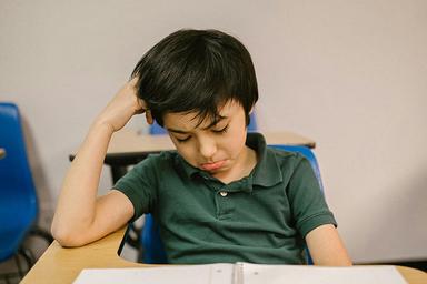 Enfant avec des problèmes de santé mentale