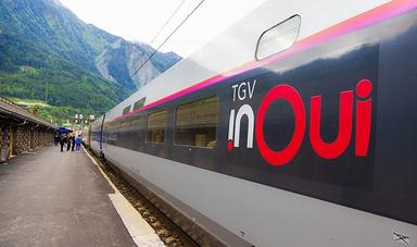 TGV Inoui à quai d'une gare de montagne