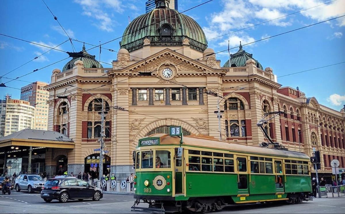 Un tram City Circle gratuit devant la gare de Flinders Street