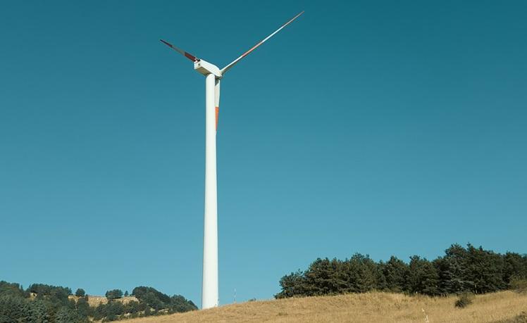 Une éolienne sur une montagne verte