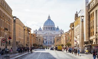 basilique saint pierre à rome au fond d'une rue