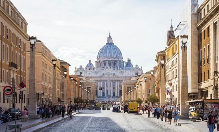 basilique saint pierre à rome au fond d'une rue