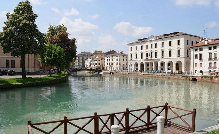 canal traversant la ville de Trévise en Italie