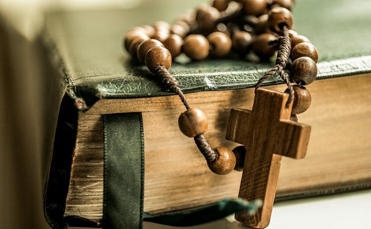 chapelet posé sur une Bible