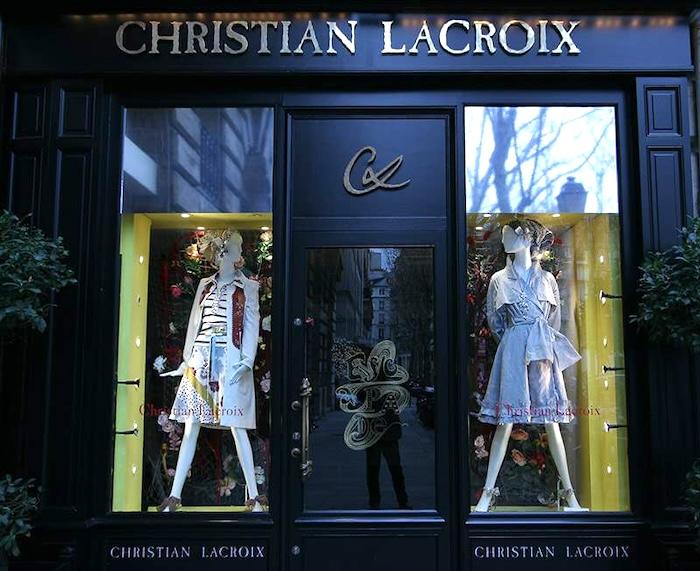 boutique christian lacroix avec devanture bleu nuit