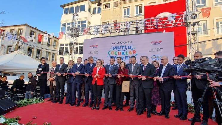 Coupure symbolique du ruban rouge lors de l’inauguration officielle de la crèche gratuite Ayla Ökmen à Konak, Izmir.
