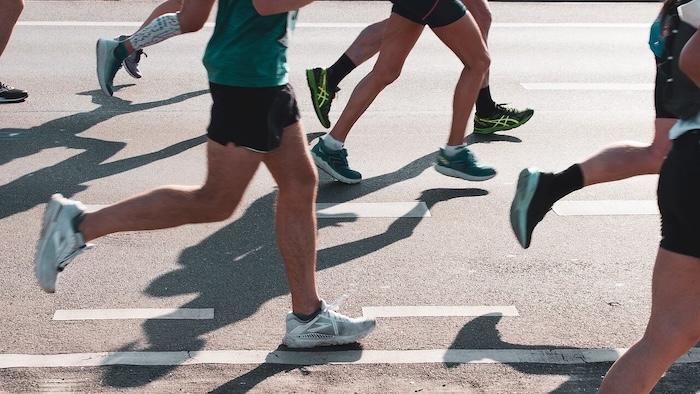 pieds de personnes en train de courir à la course never stop running à valencia