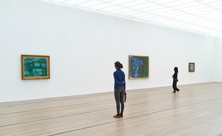 deux femmes observent des tableaux