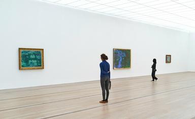 deux femmes observent des tableaux_0