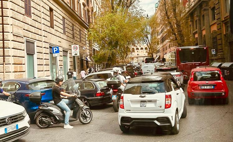 embouteillages de voitures et scooter à Rome