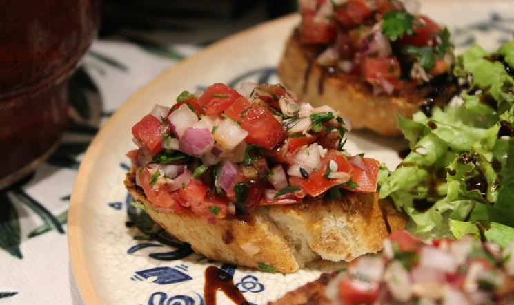 esvat-jafarli-eBMK13c1qxw-unsplash bruschetta