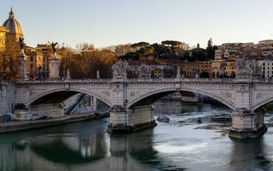 fleuve du tibre sous un pont en pierre à rome