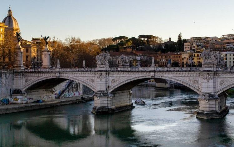 fleuve du tibre sous un pont en pierre à rome