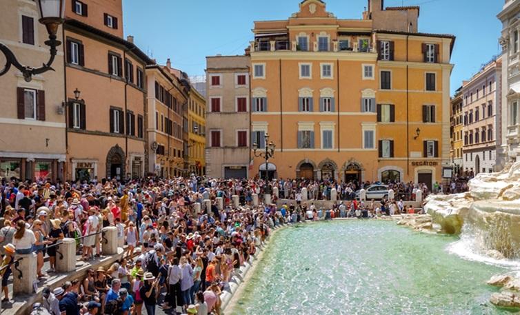 foule de personnes devant la fontaine de Trevi à Rome