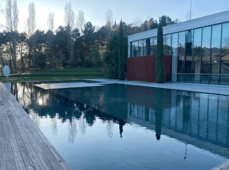 Vue extérieure du centre culturel Hara à Uskumruköy, entouré de verdure et d’un bassin réfléchissant, lieu de l’exposition de Cansu Yıldıran en janvier 2025.