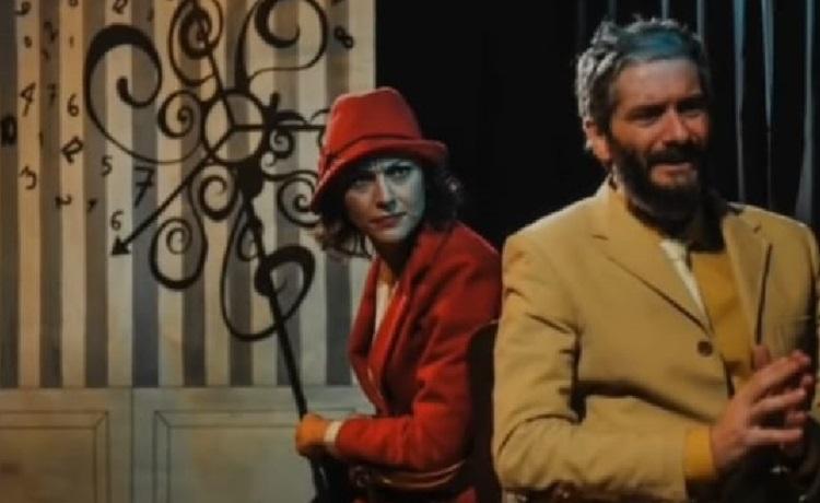 homme et femme sur scène de théâtre