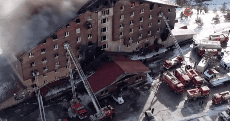 Pompiers intervenant sur un incendie dévastateur au Grand Kartal Hotel dans la station de ski de Kartalkaya, Turquie, janvier 2025.