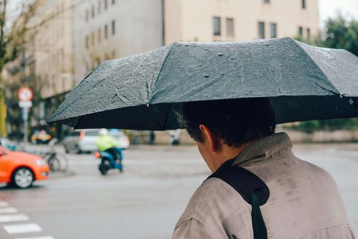 homme marchant avec un parapluie à valencia
