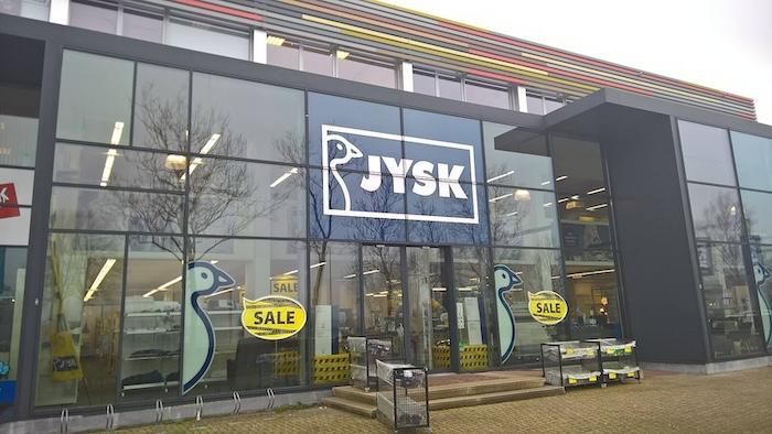 devanture en cristal d'un magasin jysk