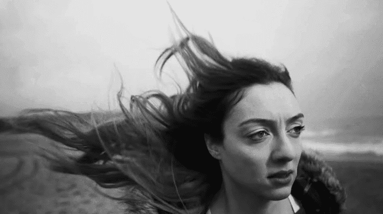 Portrait de Merve Dizdar en noir et blanc, actrice turque primée, honorée par la France avec le titre de Chevalier des Arts et des Lettres.