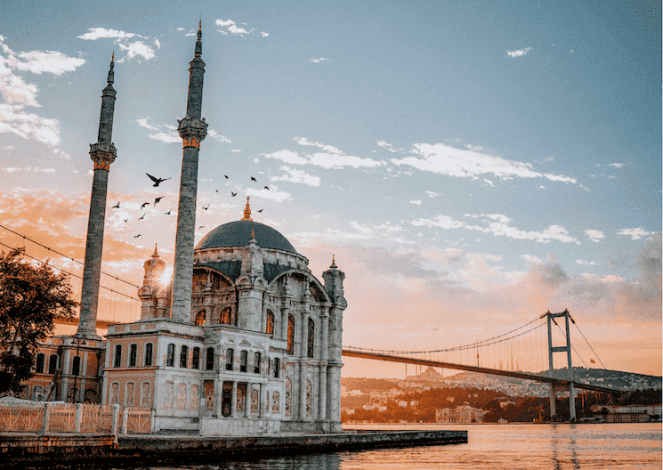 Vue de la mosquée Ortaköy et du pont du Bosphore au coucher du soleil, à Istanbul.