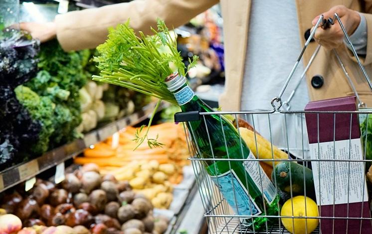 panier de courses avec bouteille San Pellegrino et légumes