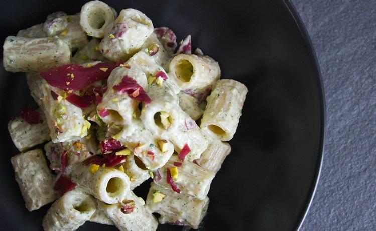 plat de pâtes à la crème dans un bol noir