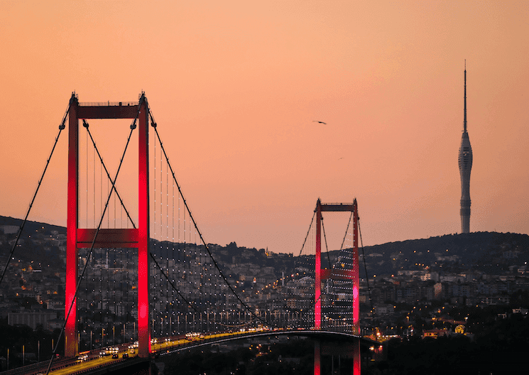 ue du pont des Martyrs du 15 Juillet à Istanbul au coucher du soleil, évoquant les augmentations des tarifs de péages en 2025.