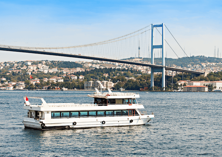 Vue du pont du Bosphore et d’un ferry sur le Bosphore à Istanbul, symbole des grands événements de 2025.