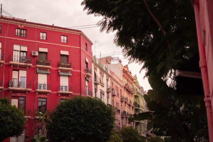 batiment rouge à russafa, quartier de valencia