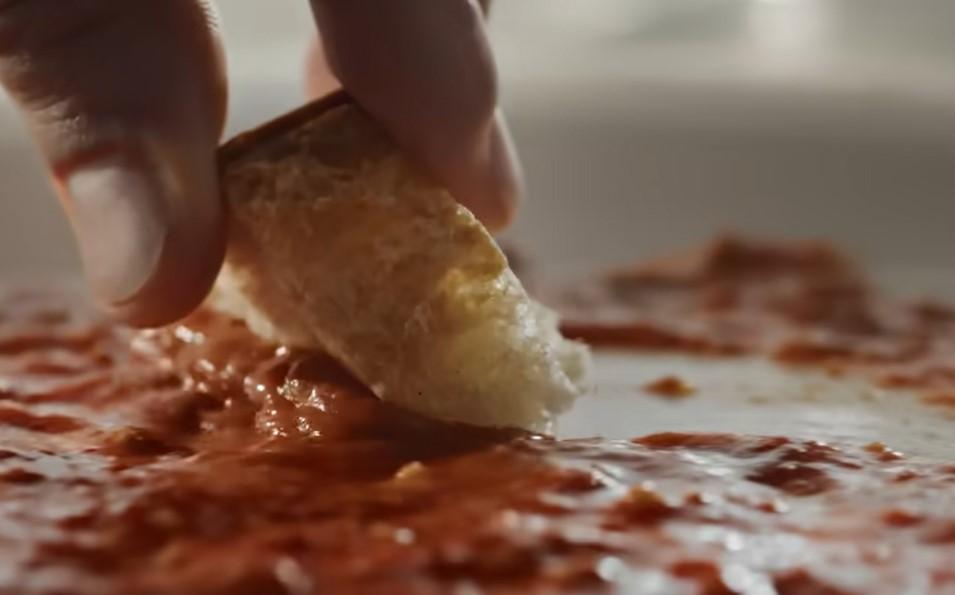 saucer une sauce tomate avec du pain