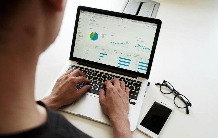 un homme fait un grafique sur son ordinateur