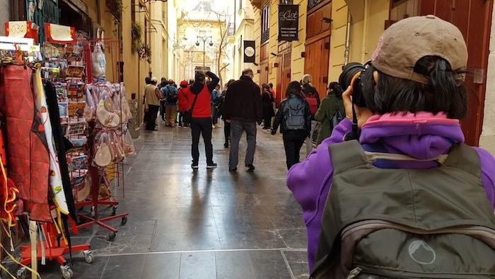 rue passante avec des touristes à valencia