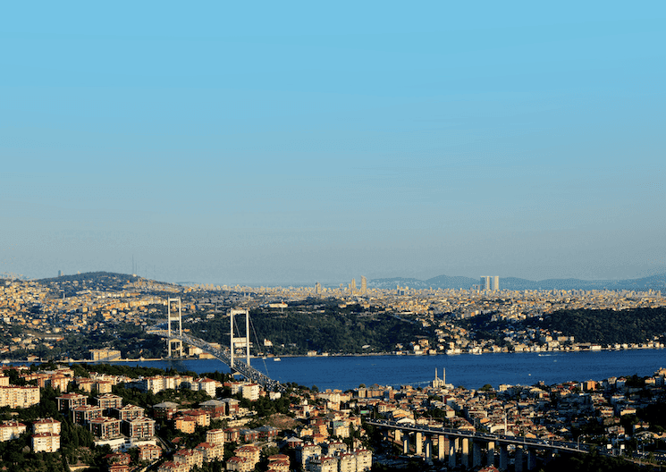 Vue panoramique d’Istanbul avec le Bosphore et le pont qui relie l’Europe à l’Asie, capturant l’attractivité de la ville en 2024