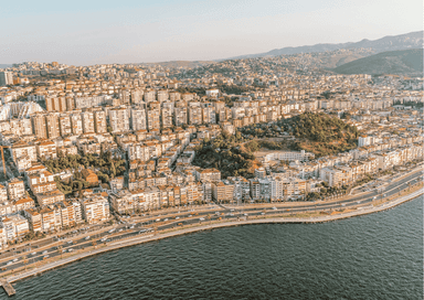 Vue aérienne du littoral et des bâtiments d’Izmir, capturant l’atmosphère dynamique de la ville en 2025.