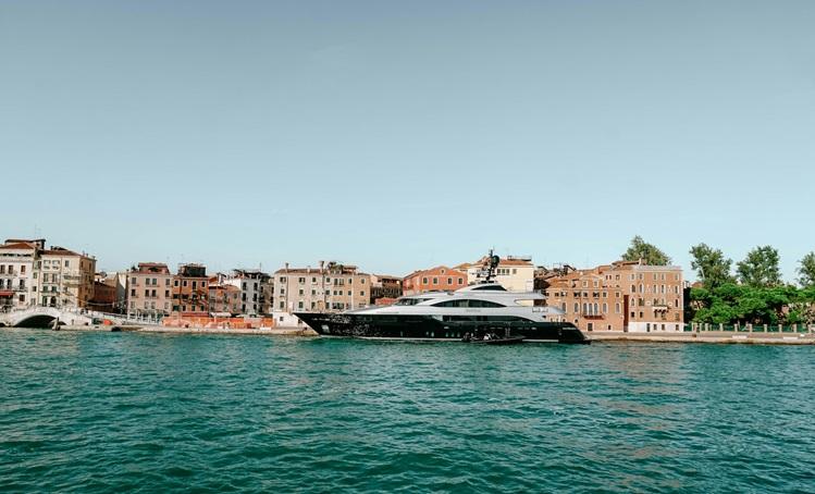 yatch noir devant venise
