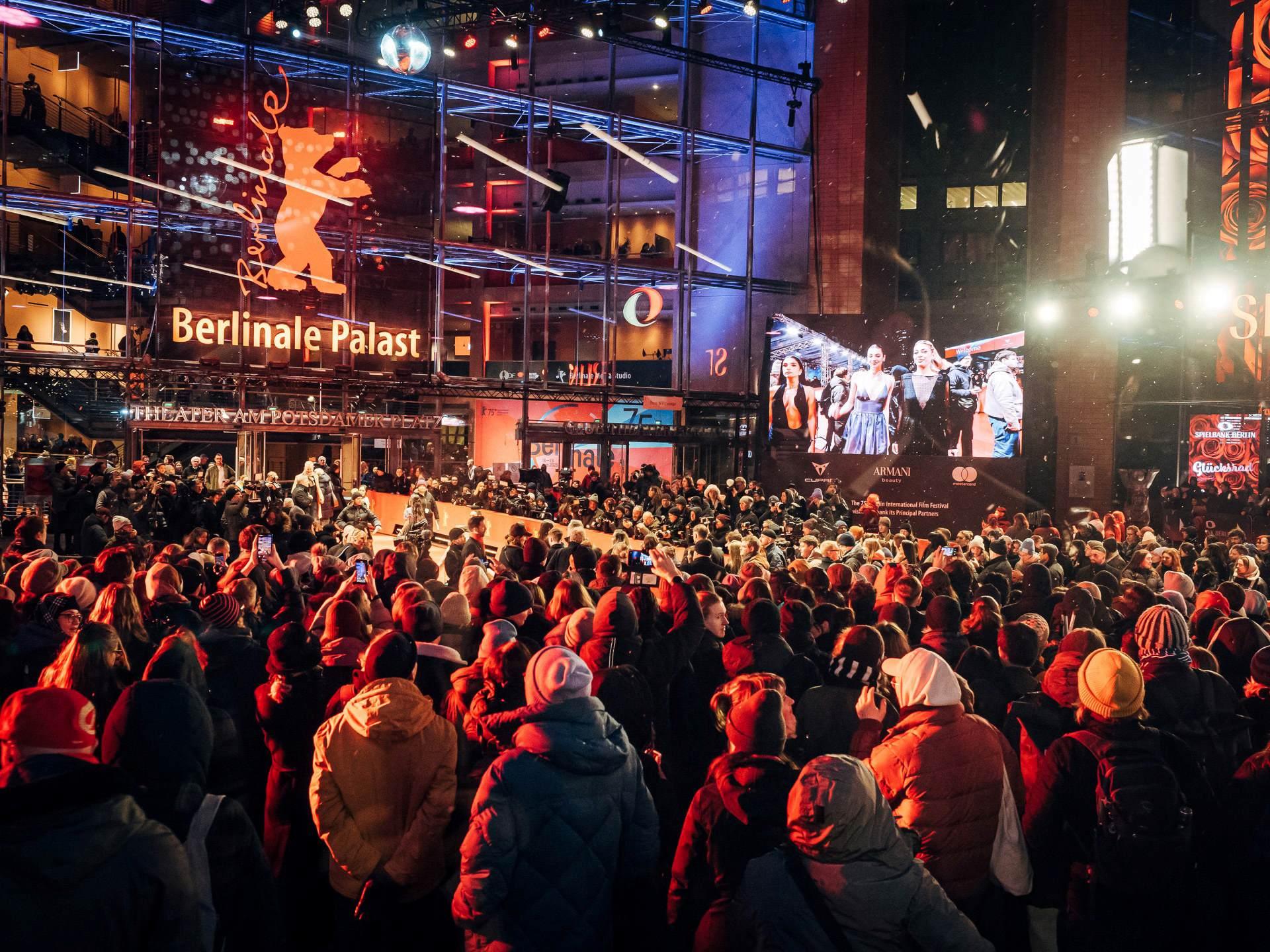 Le tapis rouge du Berlinale Palast rempli de monde.