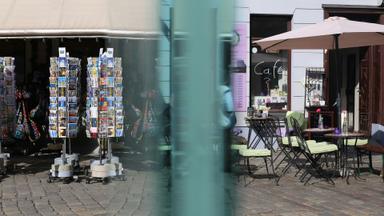 Terrasse et portant avec des cartes postales