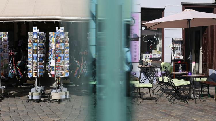 Terrasse et portant avec des cartes postales