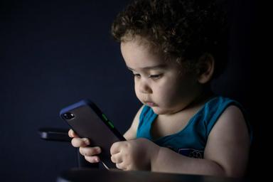 Photo d'un enfant sur son téléphone