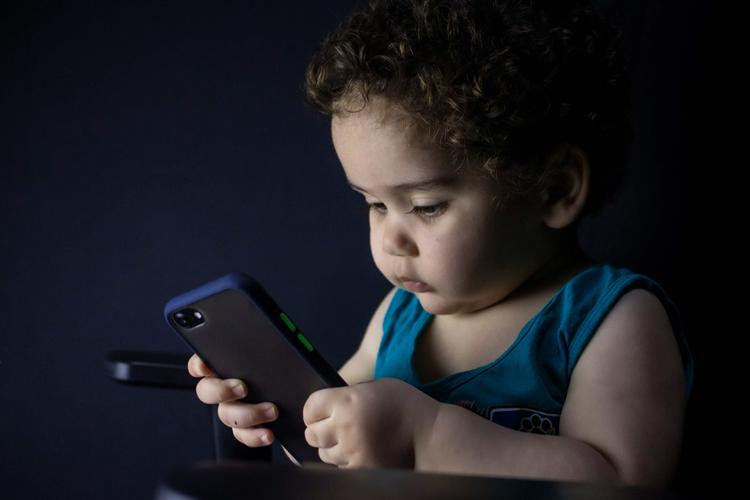 Photo d'un enfant sur son téléphone