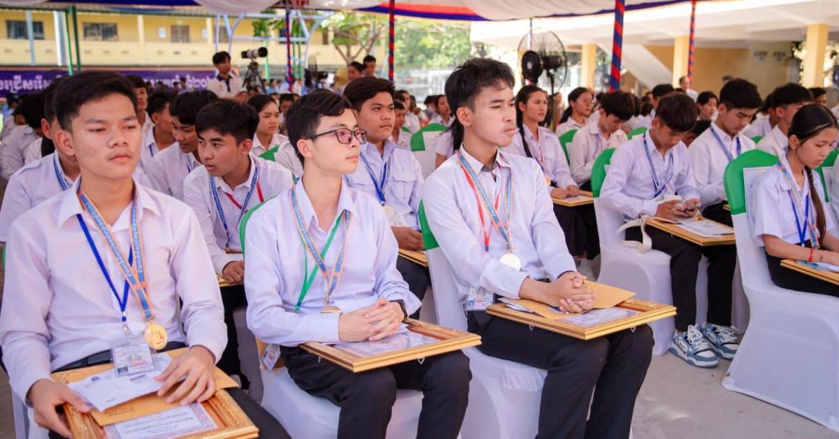 Les élèves primés assistent à la cérémonie de reconnaissance le 16 mai 2024 Photo MoEYS Cambodge