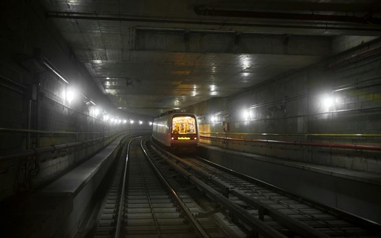 Métro circule dans un tunnel sombre à Milan