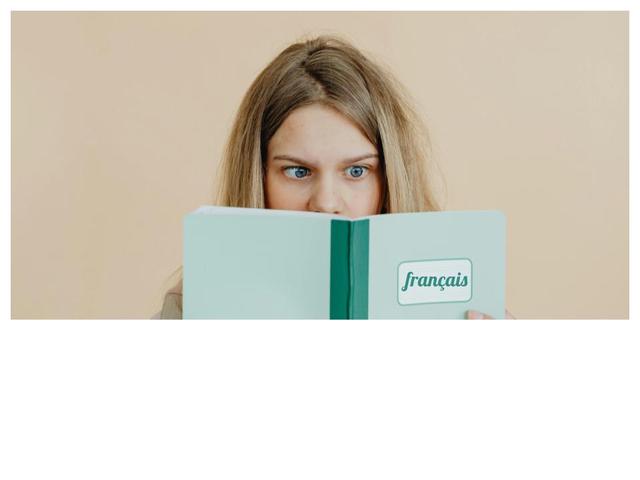 Une jeune fille avec son livre d'école en français